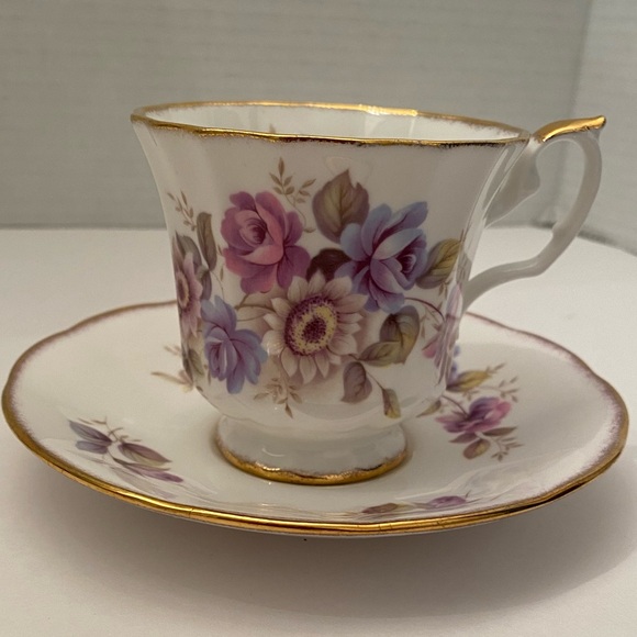 Vtg Elizabethan Bone China Teacup and Saucer in Purple and Lavender Flowers - Picture 2 of 7